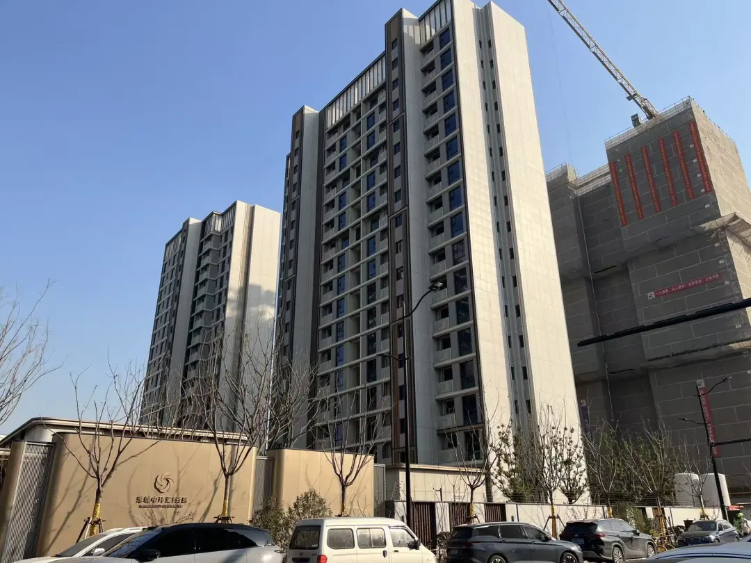 65万元㎡的新房小区出现1431条裂缝预看房后的业主们不满开